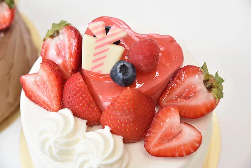 テーブルに並べた季節のケーキと焼き菓子